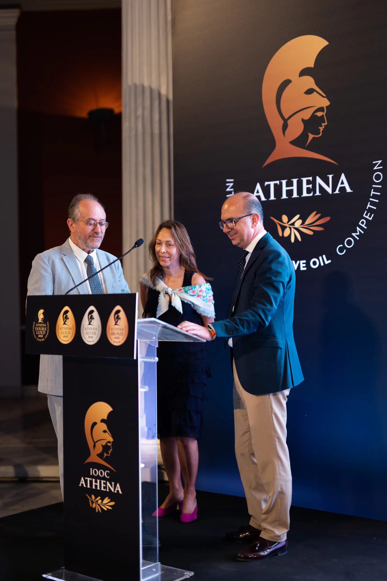 Entrega de un reconocimiento a Martín de Prado en ATHENA International Olive Oil Competition