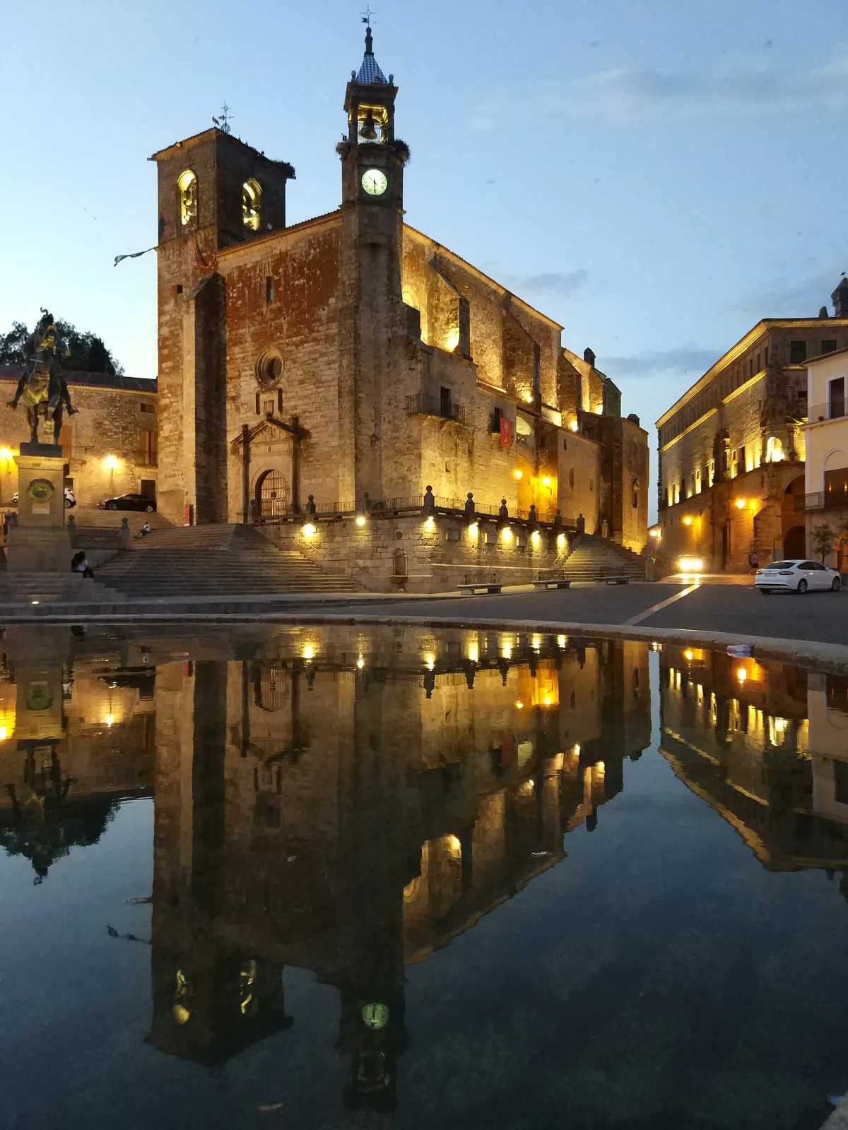 Iglesia de Santa María iluminada al anochecer en Trujillo